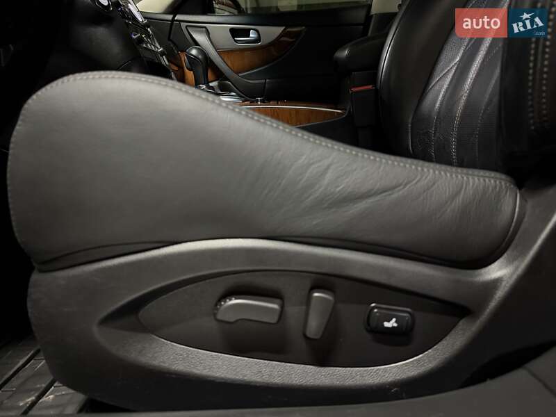 Внедорожник / Кроссовер Infiniti QX70 2013 в Киеве