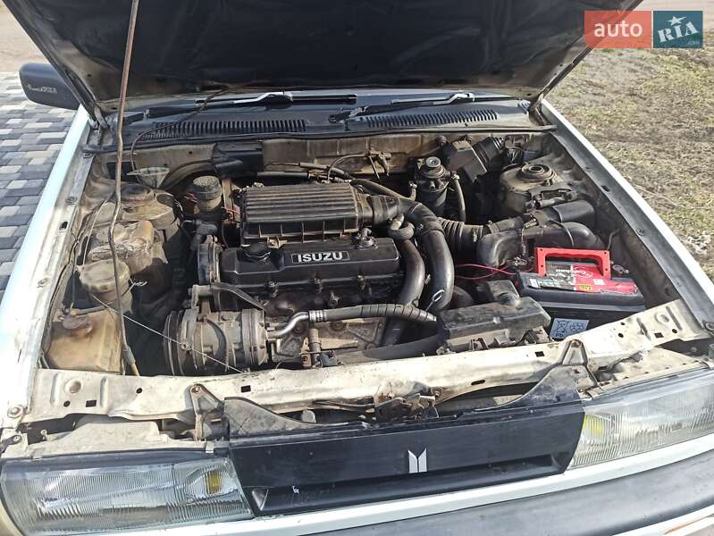 Седан Isuzu Gemini 1986 в Раздельной