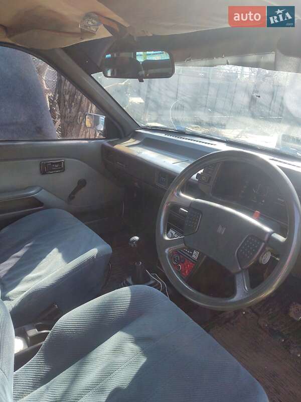 Седан Isuzu Gemini 1986 в Раздельной