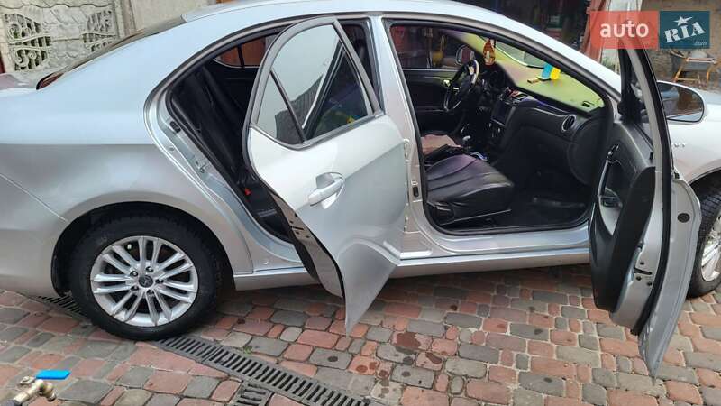 Седан JAC J5 2013 в Кременці
