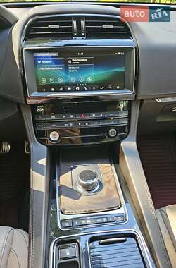 Внедорожник / Кроссовер Jaguar F-Pace 2018 в 