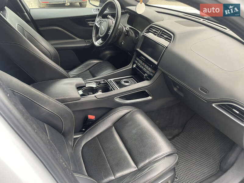 Позашляховик / Кросовер Jaguar F-Pace 2016 в Новодністровську