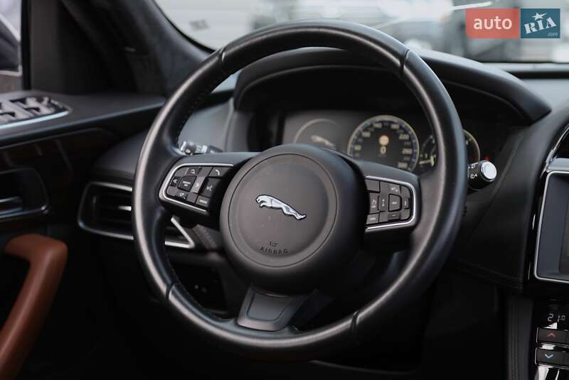 Позашляховик / Кросовер Jaguar F-Pace 2015 в Харкові