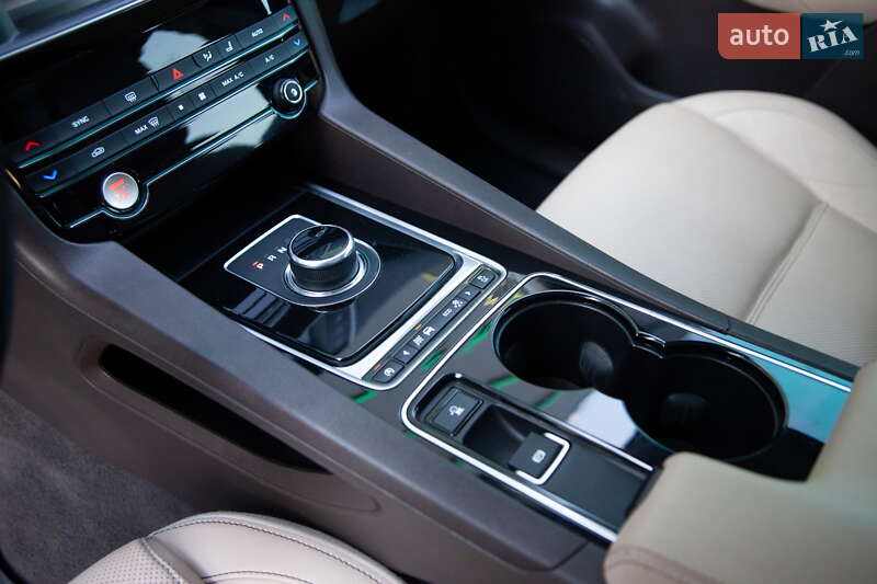 Внедорожник / Кроссовер Jaguar F-Pace 2016 в Киеве фото 16 Внедорожник / Кроссовер Jaguar F-Pace 2016 в Киеве