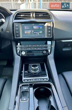 Позашляховик / Кросовер Jaguar F-Pace 2017 в 