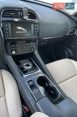 Позашляховик / Кросовер Jaguar F-Pace 2016 в 