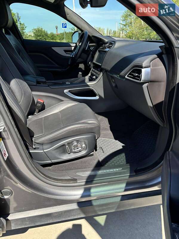 Позашляховик / Кросовер Jaguar F-Pace 2019 в Дніпрі