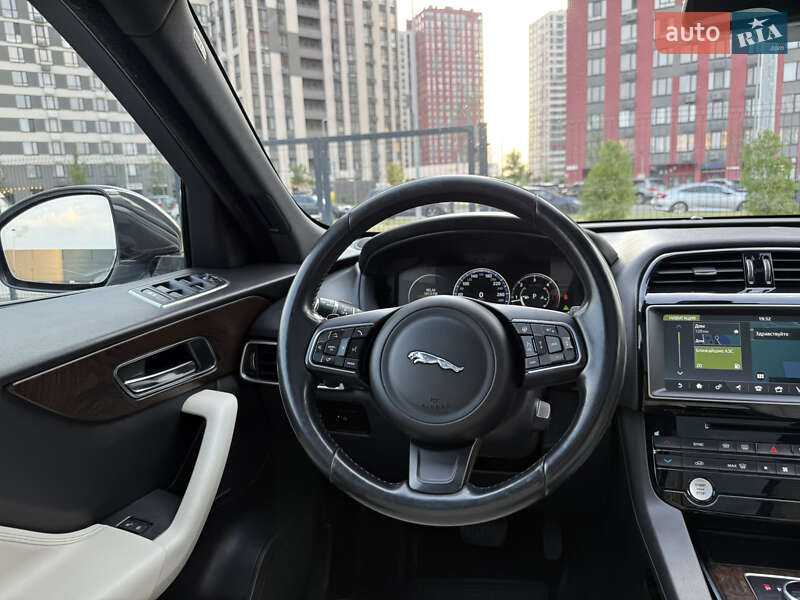 Внедорожник / Кроссовер Jaguar F-Pace 2016 в Киеве