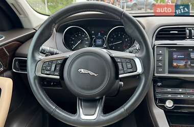 Внедорожник / Кроссовер Jaguar F-Pace 2017 в 