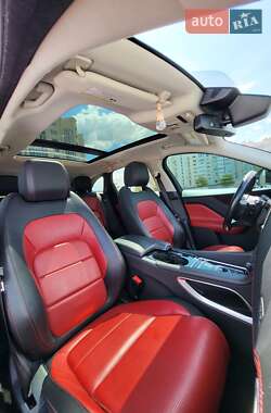 Позашляховик / Кросовер Jaguar F-Pace 2016 в 