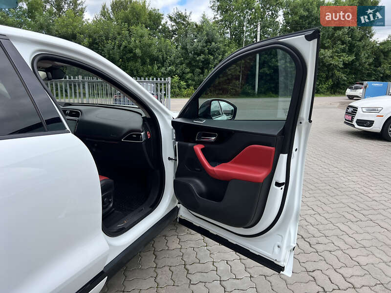 Внедорожник / Кроссовер Jaguar F-Pace 2017 в Нововолынске