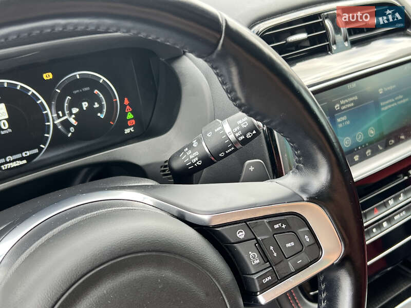 Внедорожник / Кроссовер Jaguar F-Pace 2017 в Нововолынске