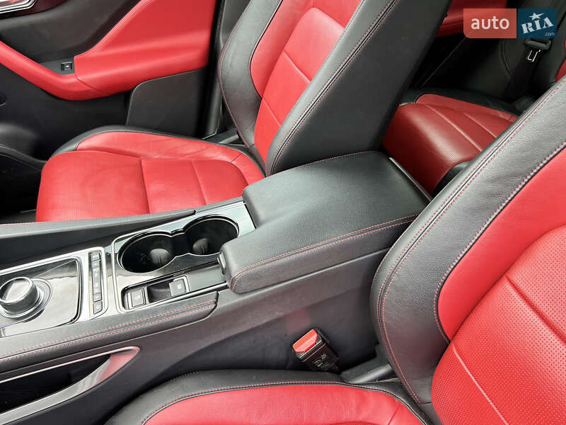 Внедорожник / Кроссовер Jaguar F-Pace 2017 в Нововолынске