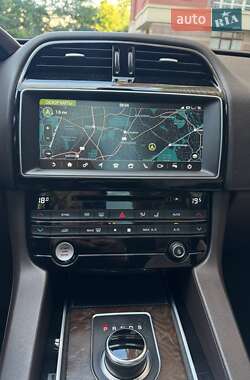 Внедорожник / Кроссовер Jaguar F-Pace 2016 в 