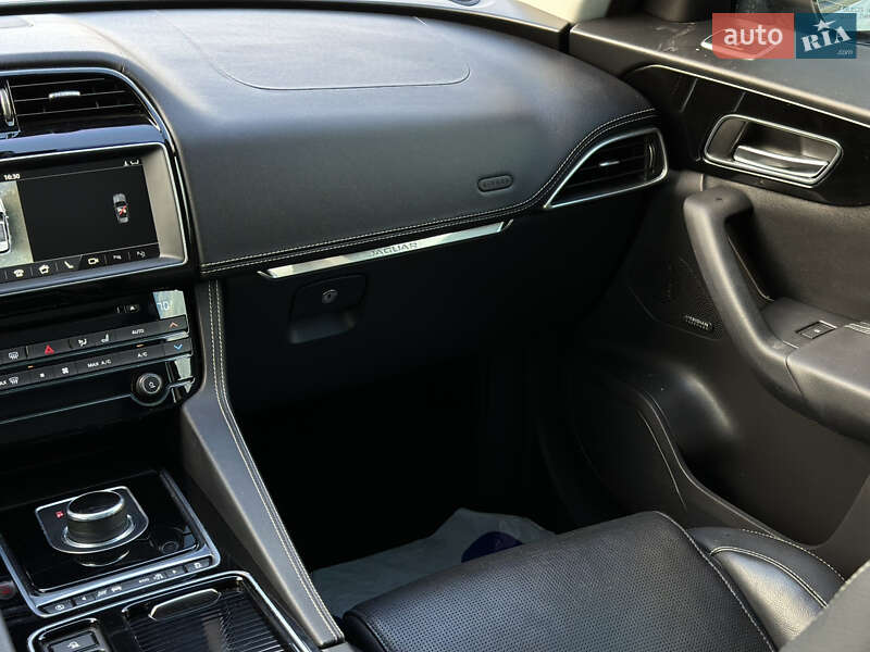 Внедорожник / Кроссовер Jaguar F-Pace 2017 в Луцке