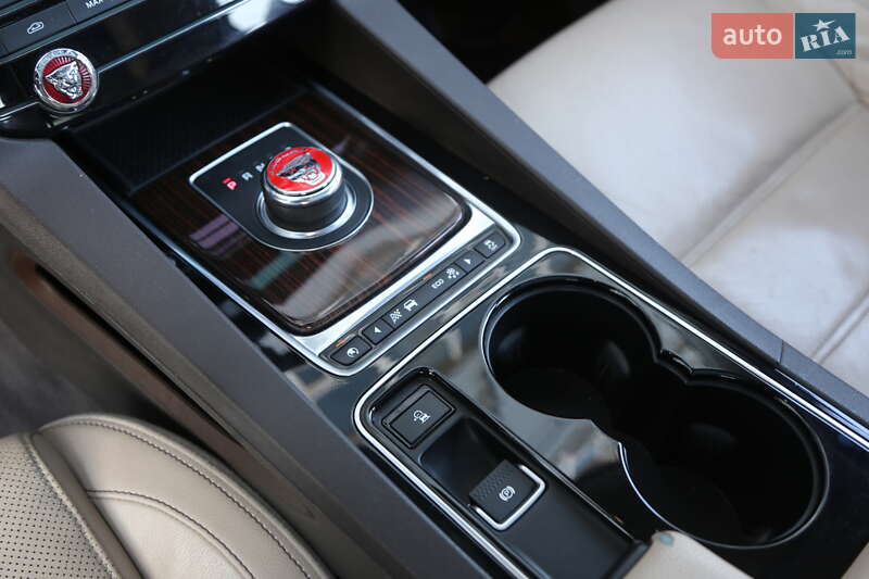 Внедорожник / Кроссовер Jaguar F-Pace 2016 в Киеве