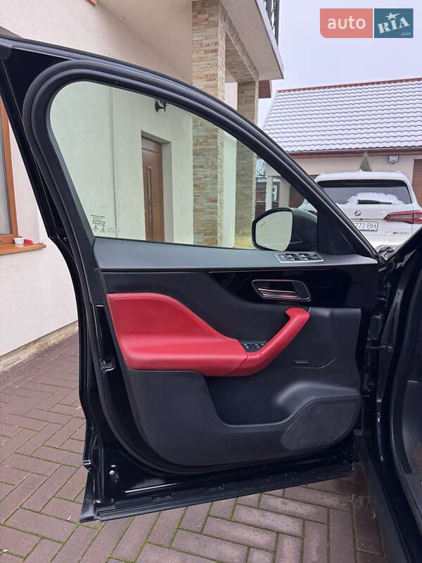 Позашляховик / Кросовер Jaguar F-Pace 2017 в Нововолинську