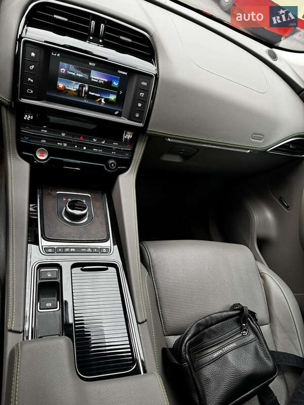 Внедорожник / Кроссовер Jaguar F-Pace 2017 в Черновцах