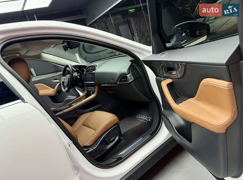 Внедорожник / Кроссовер Jaguar F-Pace 2019 в Киеве