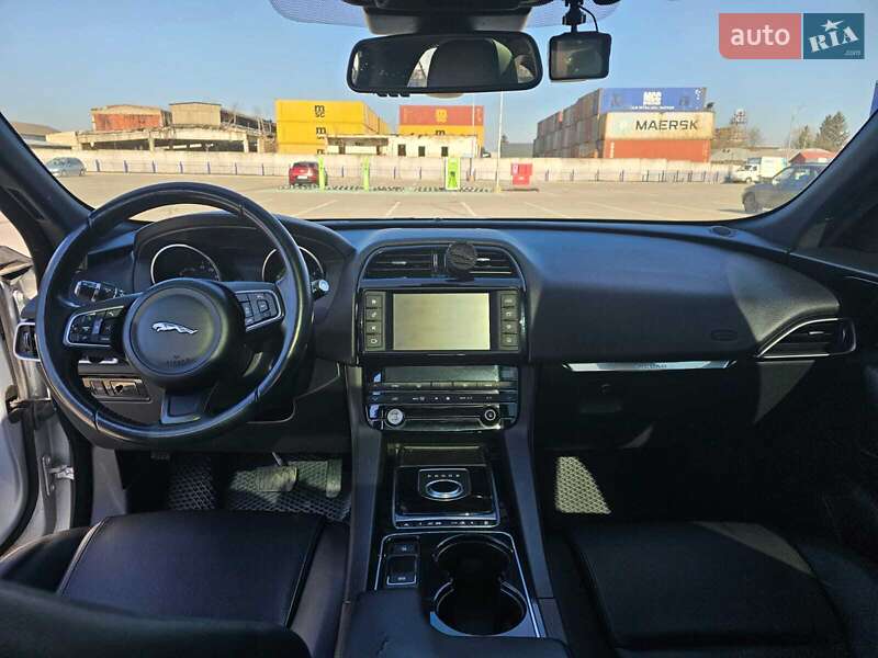 Внедорожник / Кроссовер Jaguar F-Pace 2016 в Тернополе