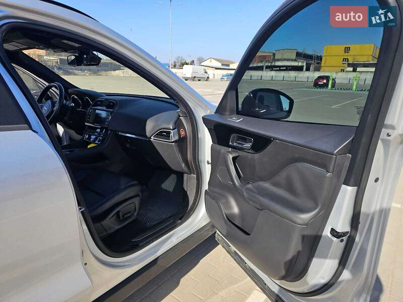 Внедорожник / Кроссовер Jaguar F-Pace 2016 в Тернополе