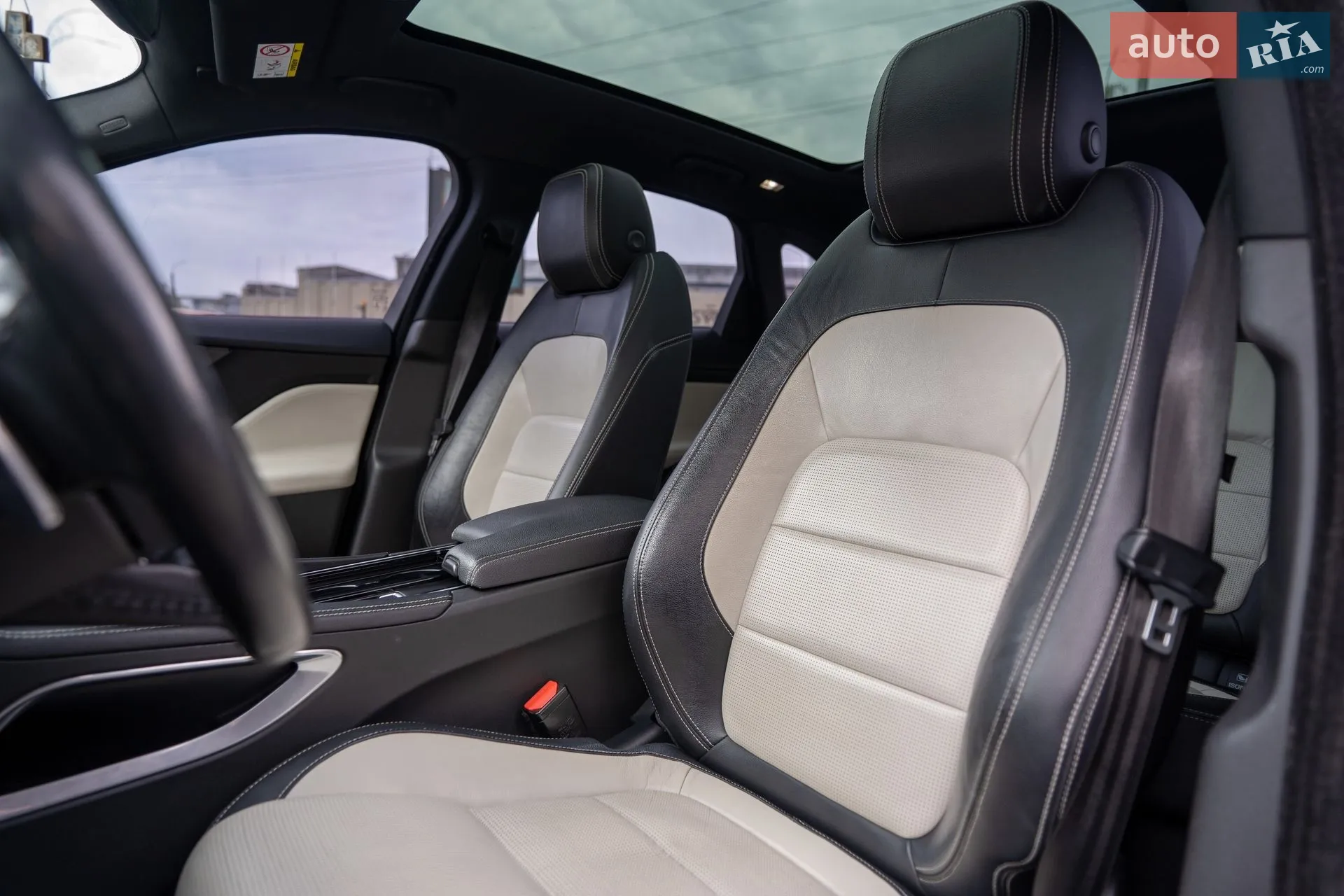 2017 Jaguar F-Pace - мініатюра 20