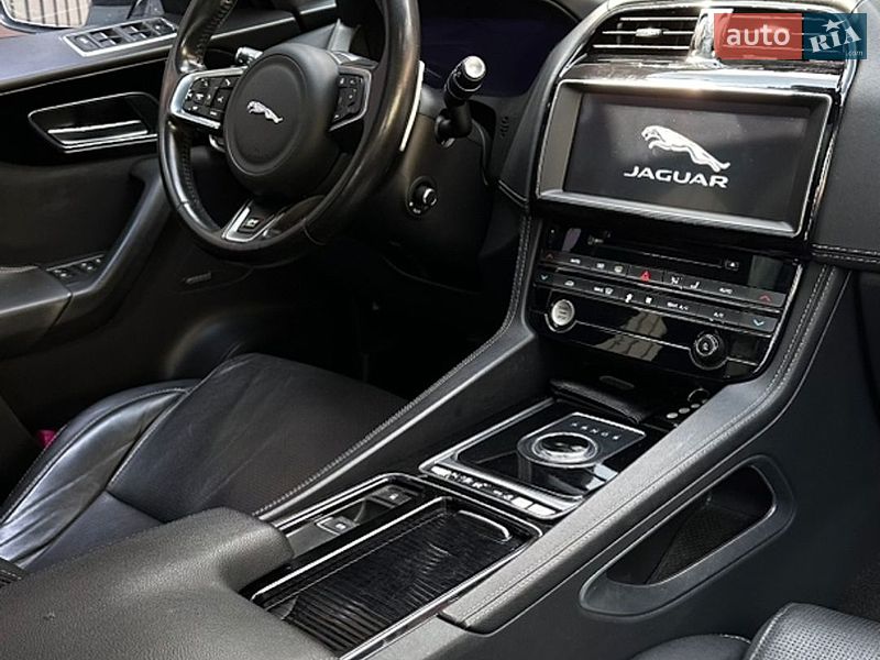 Позашляховик / Кросовер Jaguar F-Pace 2018 в Косові