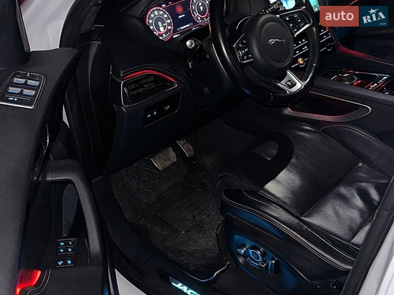 Позашляховик / Кросовер Jaguar F-Pace 2018 в Косові