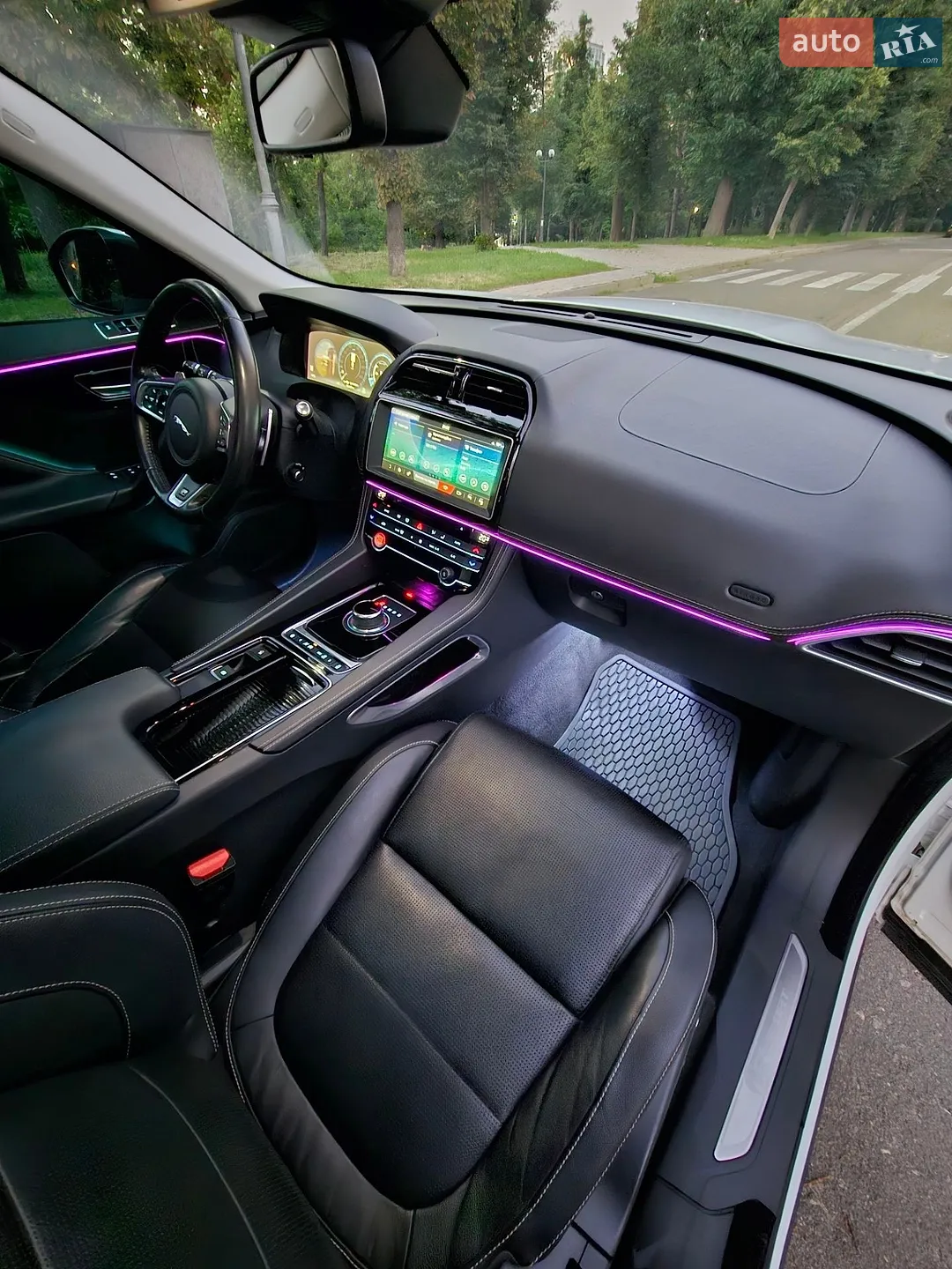 2017 Jaguar F-Pace - мініатюра 31