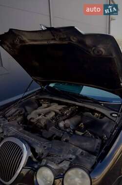 Седан Jaguar S-Type 2000 в 
