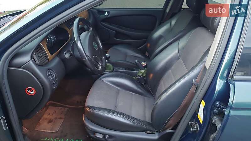 Седан Jaguar X-Type 2002 в Умані