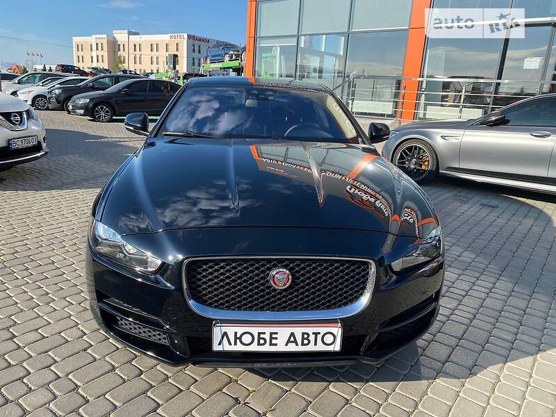 Седан Jaguar XE 2016 в Львові