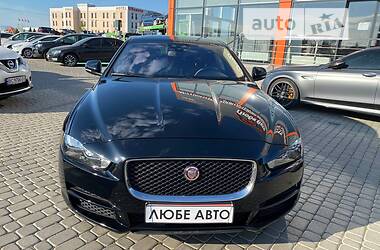 Седан Jaguar XE 2016 в Львові