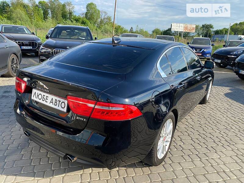 Седан Jaguar XE 2016 в Львові