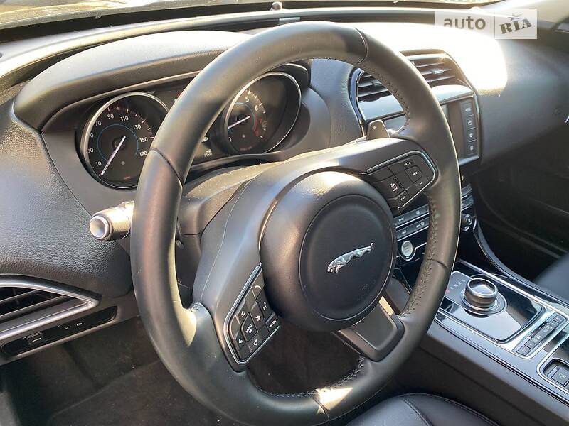 Седан Jaguar XE 2016 в Львові