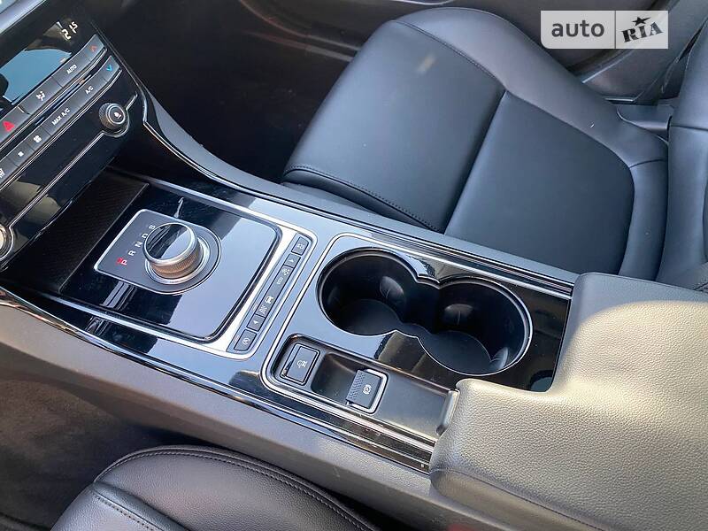 Седан Jaguar XE 2016 в Львові