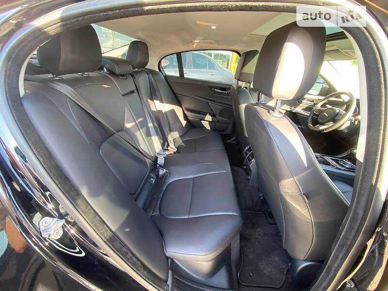 Седан Jaguar XE 2016 в Львові