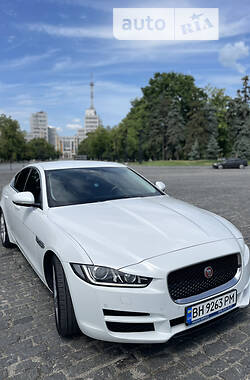 Седан Jaguar XE 2015 в 