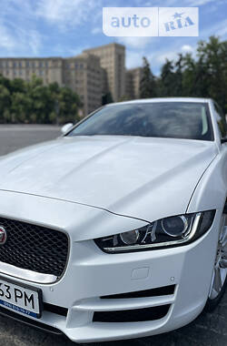 Седан Jaguar XE 2015 в 