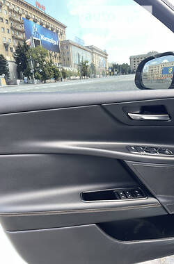 Седан Jaguar XE 2015 в 