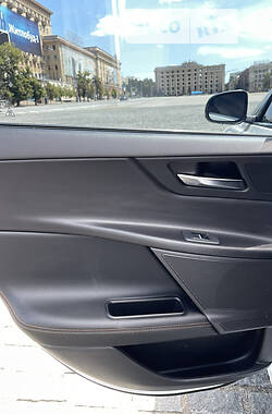 Седан Jaguar XE 2015 в 