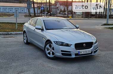 Седан Jaguar XE 2016 в Львове