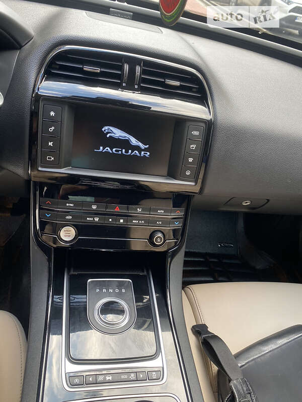 Седан Jaguar XE 2016 в Ивано-Франковске