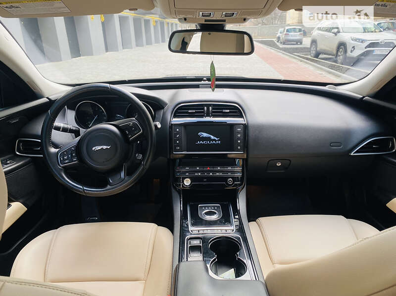 Седан Jaguar XE 2016 в Ивано-Франковске