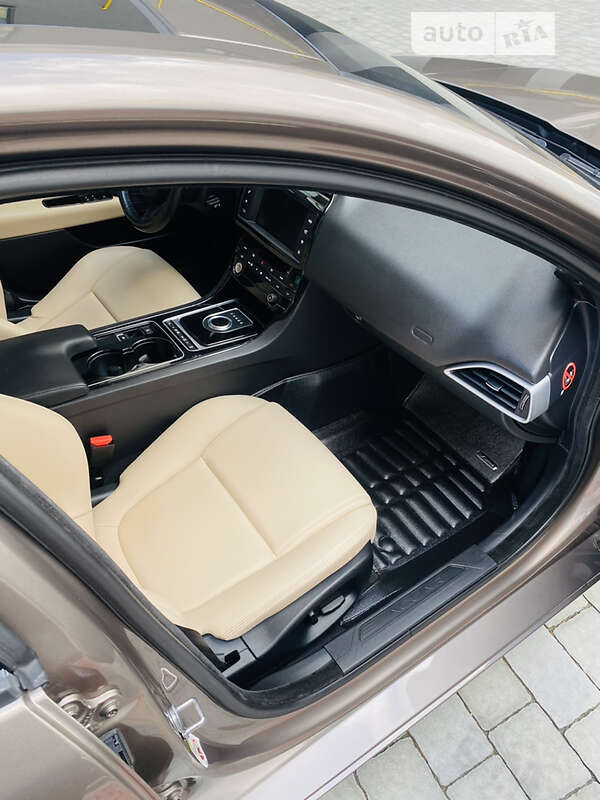 Седан Jaguar XE 2016 в Ивано-Франковске