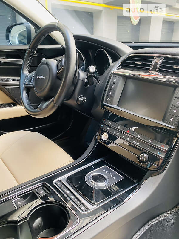 Седан Jaguar XE 2016 в Ивано-Франковске