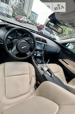 Седан Jaguar XE 2016 в 