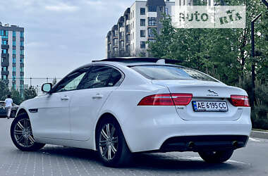 Седан Jaguar XE 2016 в 