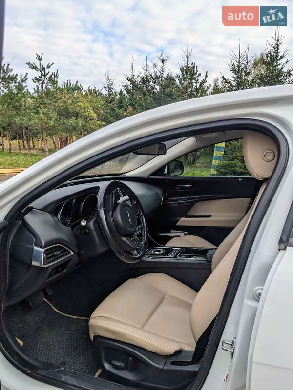 Седан Jaguar XE 2016 в Луцке