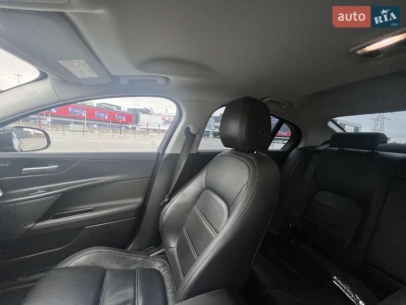 Седан Jaguar XE 2017 в Полтаве